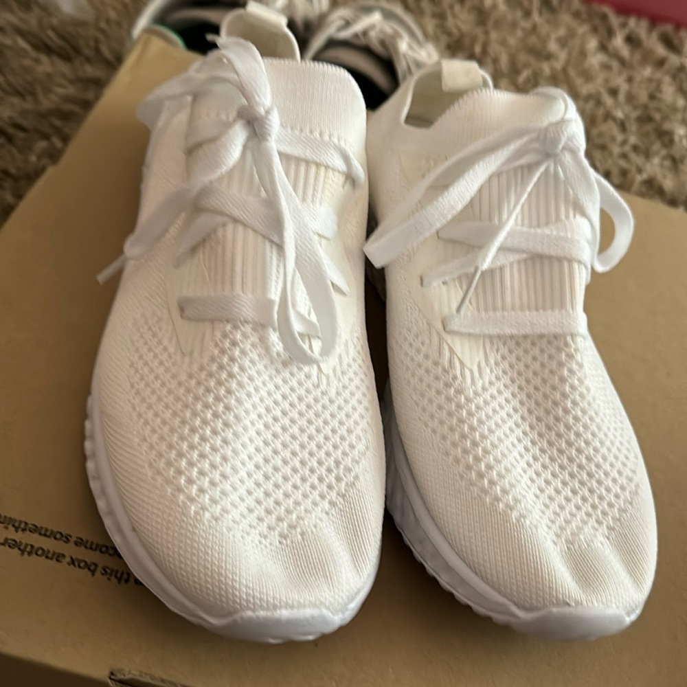 New wire sneakers size 38, very light, perfect for summer
